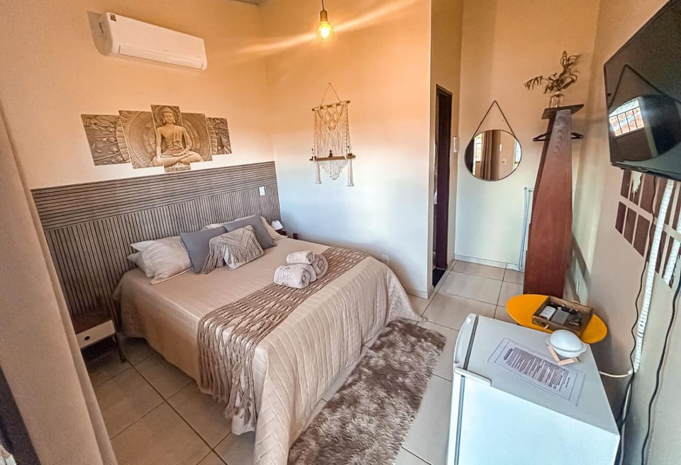 Bed, TV and multimedia, Bedroom, towels, air conditioner