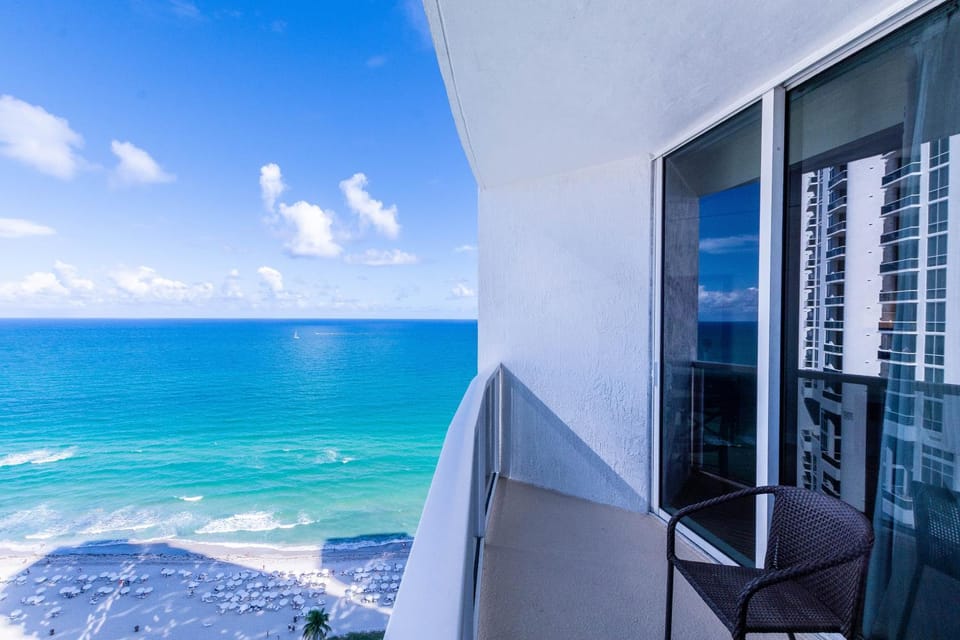 TRUMP INTERNATIONAL BEACH RESORT 2 BEDROOM APARTMENT 1600 Sf Ocean and Bay View With Terrace Apartment in Sunny Isles Beach