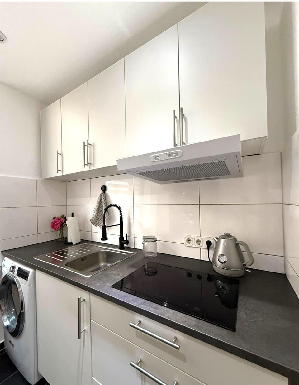 Coffee/tea facilities, Kitchen or kitchenette, stove