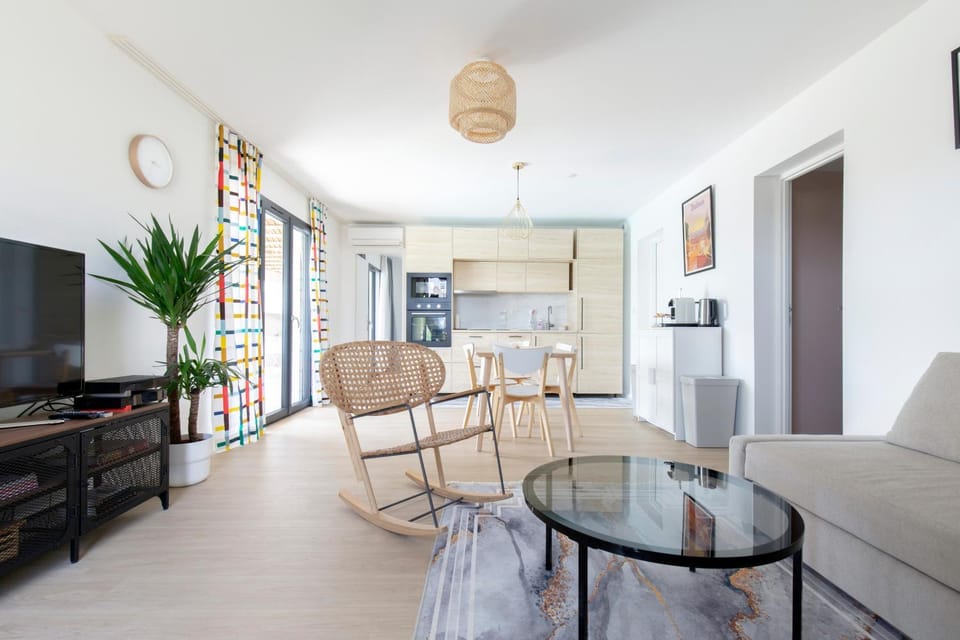 Communal lounge/ TV room, TV and multimedia, Kitchen or kitchenette, Living room, Seating area, Dining area, minibar, pet friendly, stove