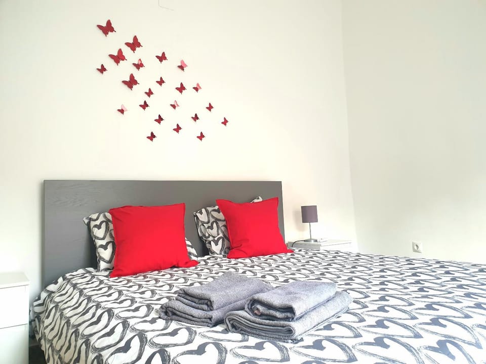 Bed, Photo of the whole room, Bedroom, towels