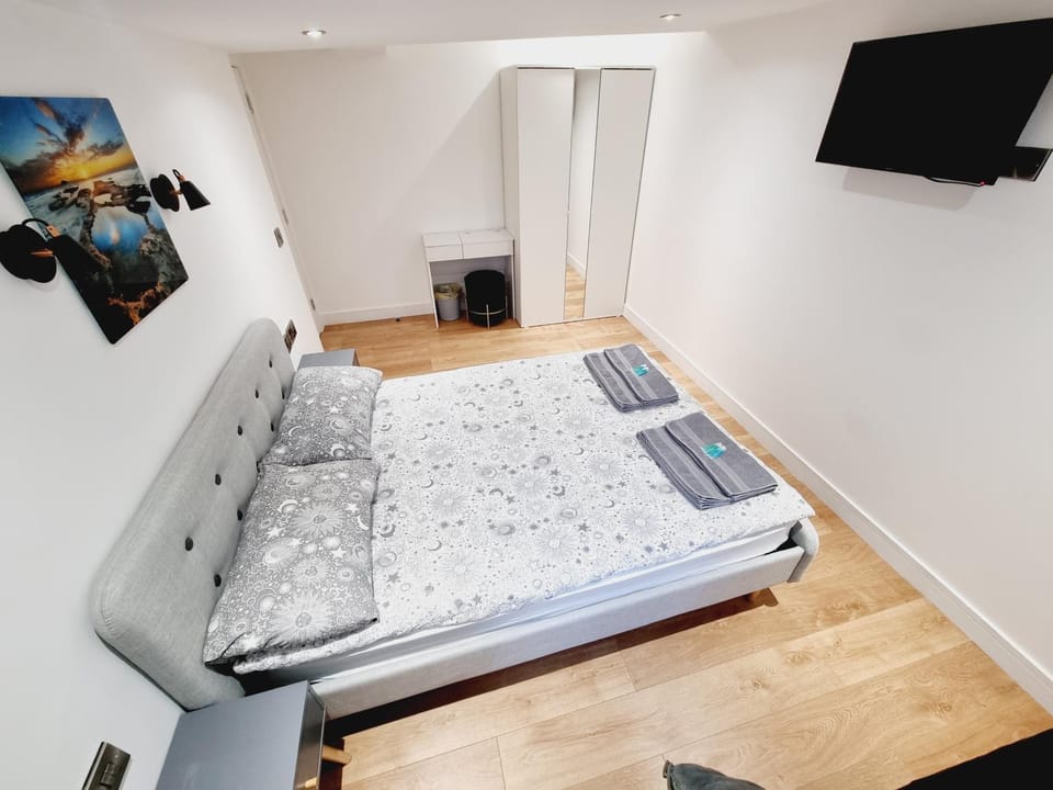 Bed, TV and multimedia, Photo of the whole room, Bedroom, towels, wardrobe