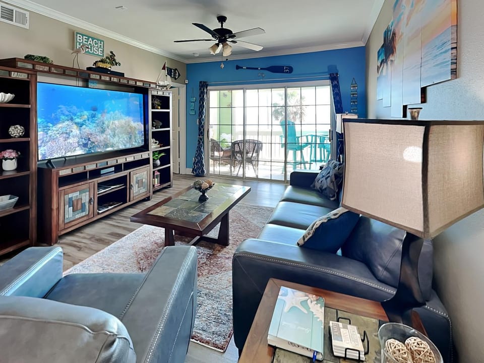 TV and multimedia, Living room, Seating area, furniture, air conditioner