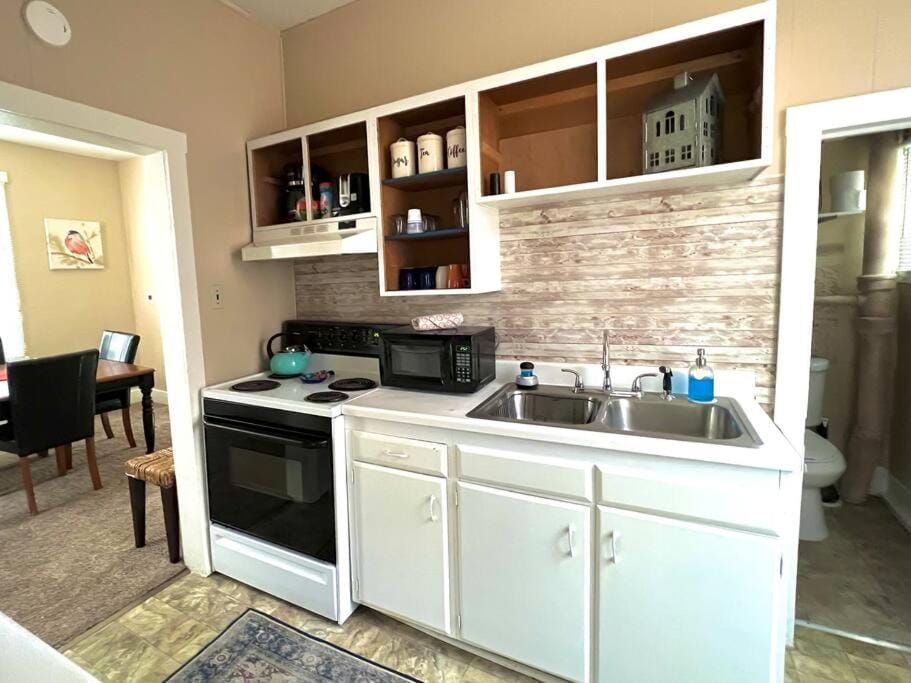 Cozy cottage in the heart of the big city- dog friendly House in Billings