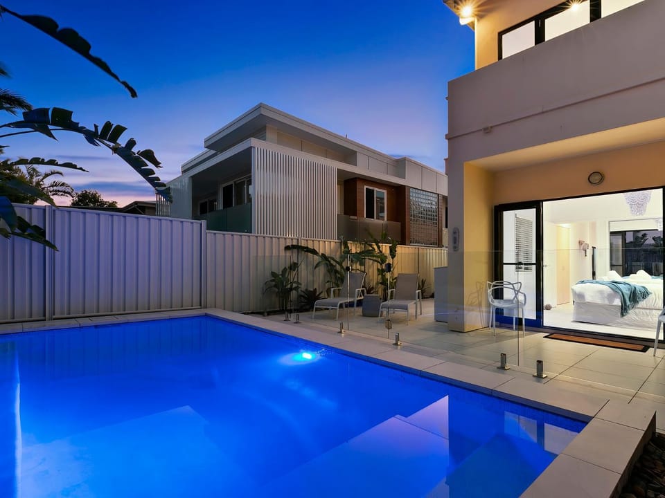 Patio, Pool view, Swimming pool, sunbed