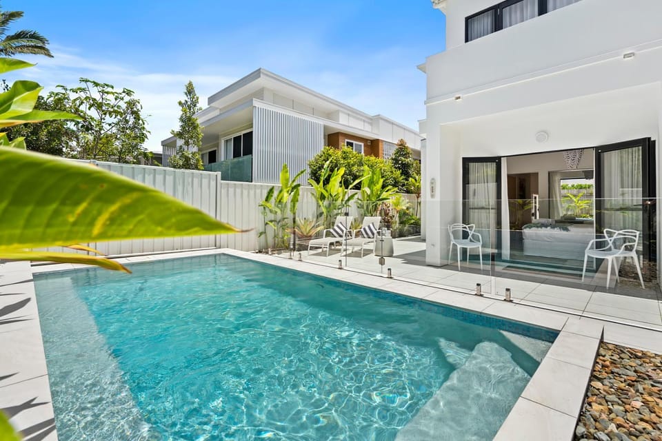 Patio, Pool view, Swimming pool, sunbed
