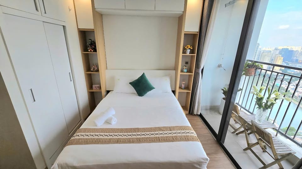 Vinhomes Greenbay Studio Lake view #Jerry's House Apartment in Laos