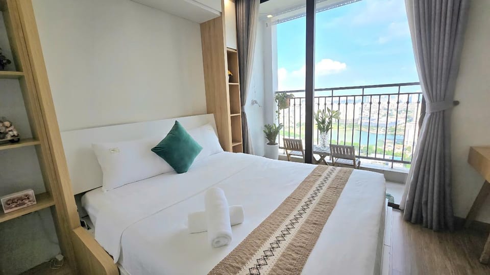Vinhomes Greenbay Studio Lake view #Jerry's House Apartment in Laos