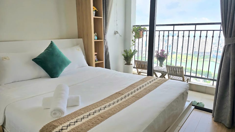 Vinhomes Greenbay Studio Lake view #Jerry's House Apartment in Laos