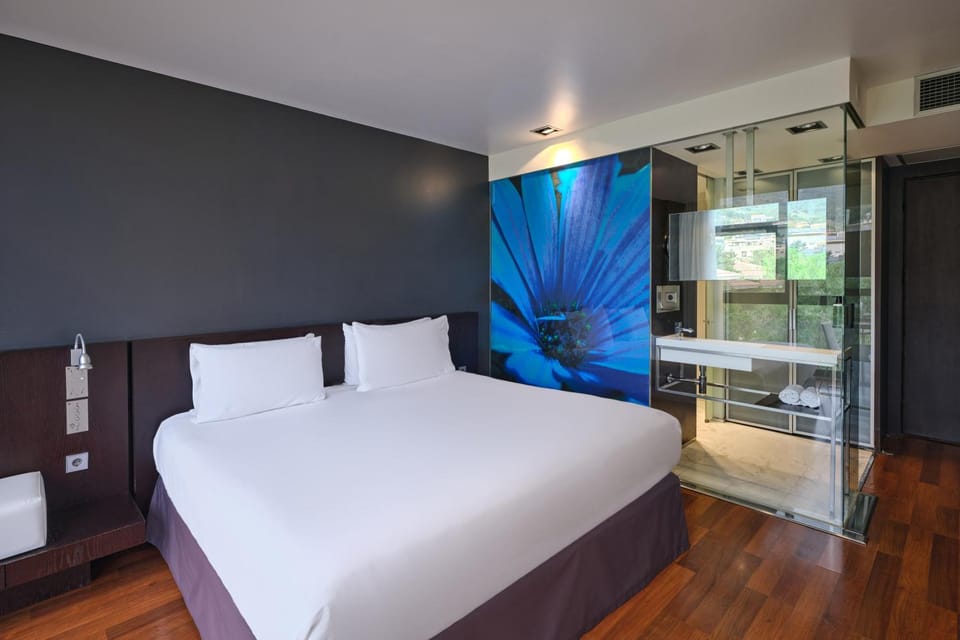 Bed, Bathroom, Photo of the whole room, Bedroom