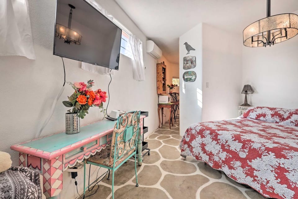 Quirky Santa Cruz Studio w/ Shared Courtyard! Apartment in New Mexico