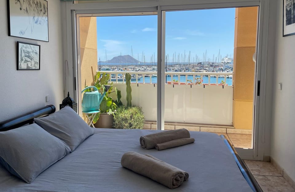 Bed, View (from property/room), Balcony/Terrace, Photo of the whole room, Bedroom, Mountain view, Sea view, towels