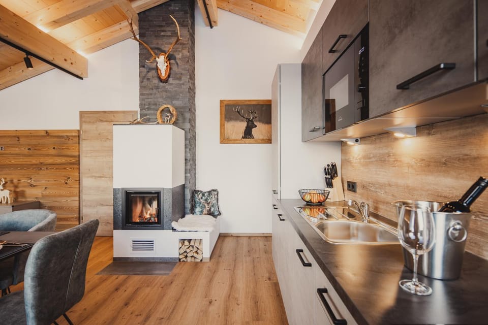 Kitchen or kitchenette, Living room, minibar, pet friendly