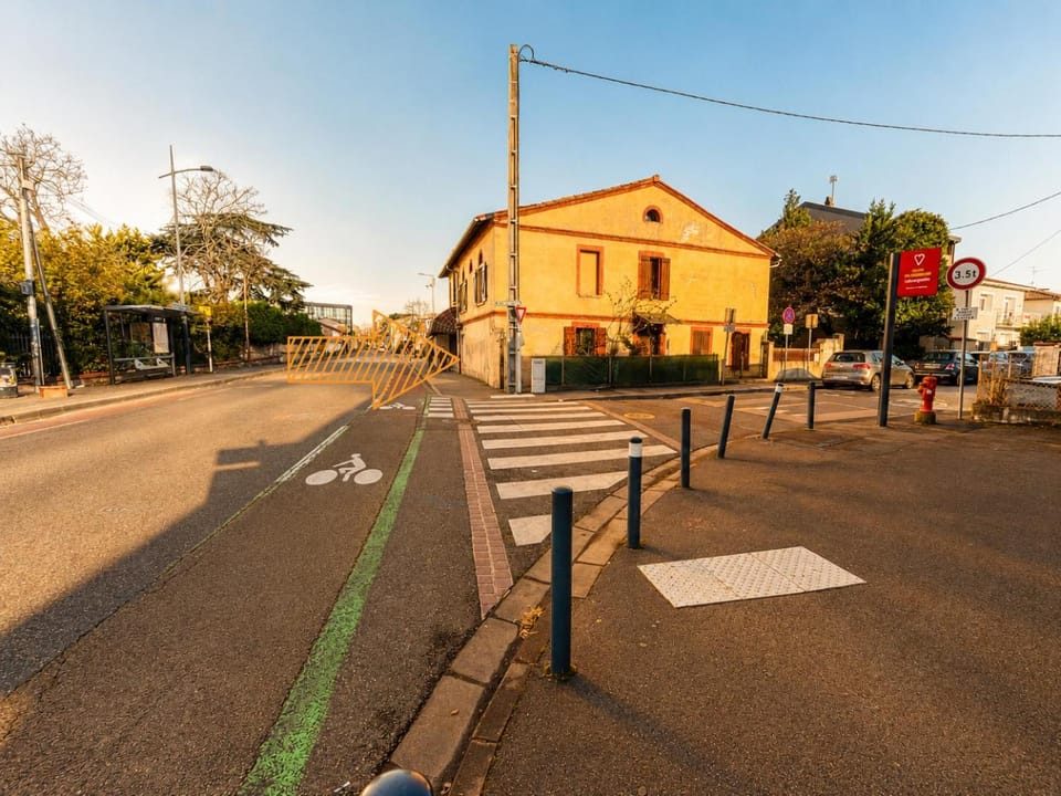 Property building, Facade/entrance, Day, Neighbourhood, Street view, Location