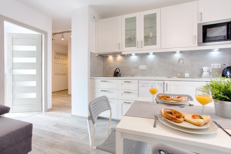 Coffee/tea facilities, Kitchen or kitchenette, Living room, Seating area, Dining area, microwave, oven, stove