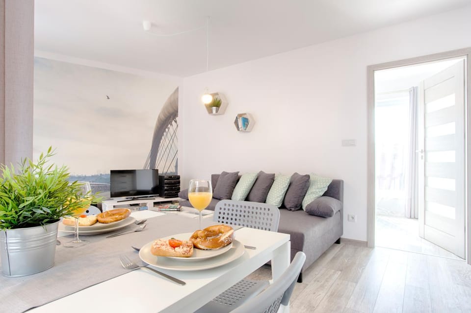 TV and multimedia, Living room, Seating area, Dining area