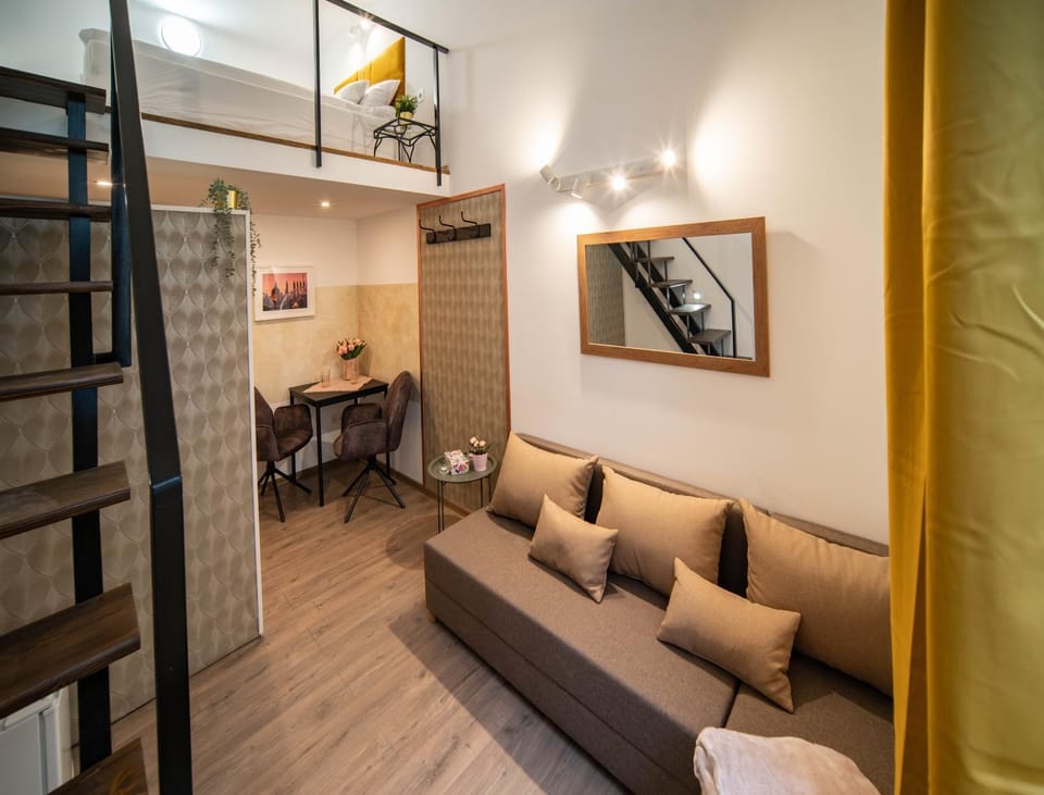 Bed, TV and multimedia, Living room, Photo of the whole room, Seating area, Bedroom