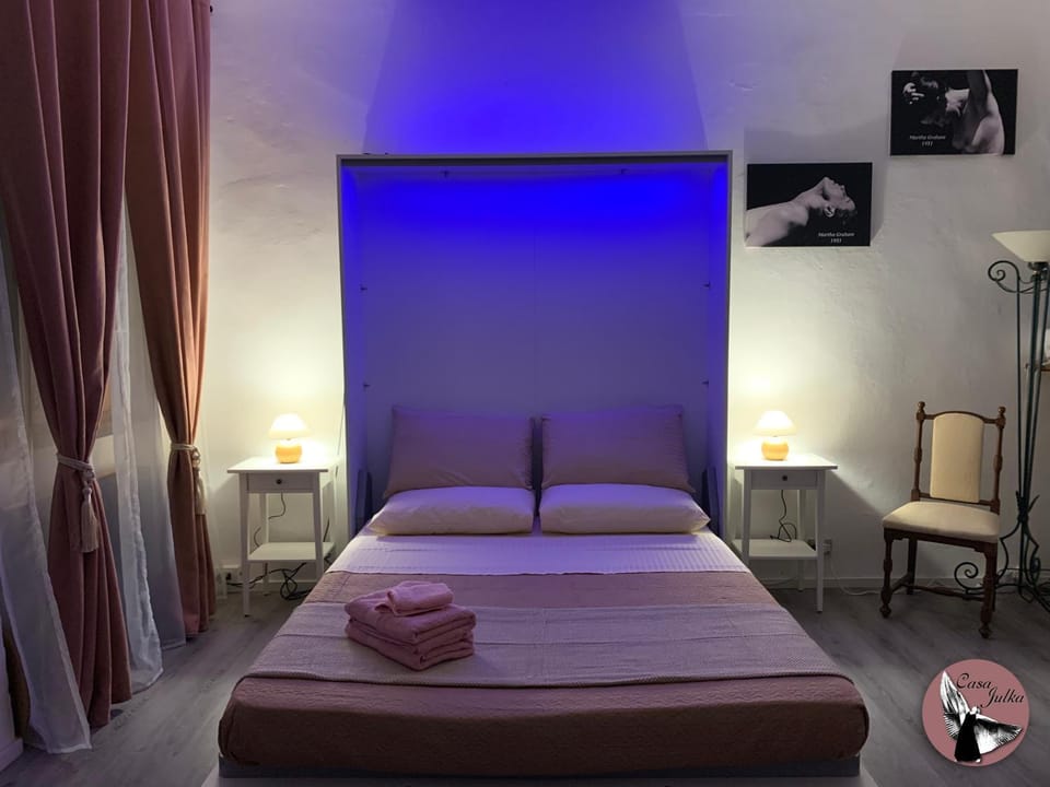 Bed, Photo of the whole room, towels