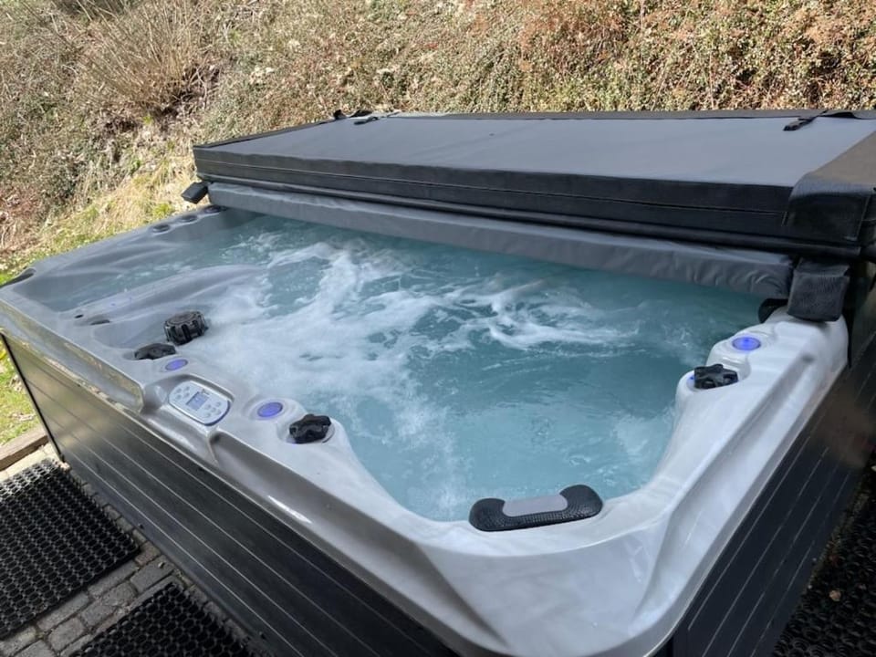 Family Chalet, Stunning Views & New Hot Tub Chalet in Les Gets