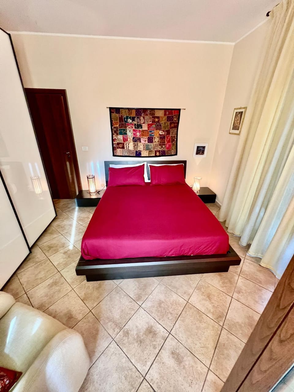 Bed, Photo of the whole room, Seating area, Bedroom