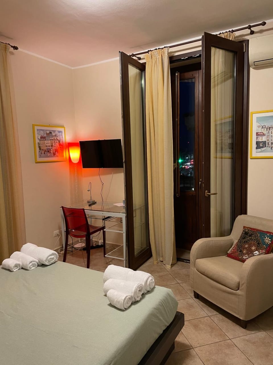 Bed, TV and multimedia, Living room, Photo of the whole room, Seating area, Bedroom, towels