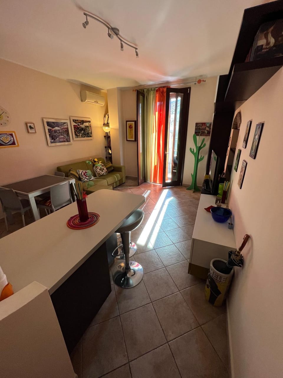 TV and multimedia, Kitchen or kitchenette, Living room, Seating area, Dining area