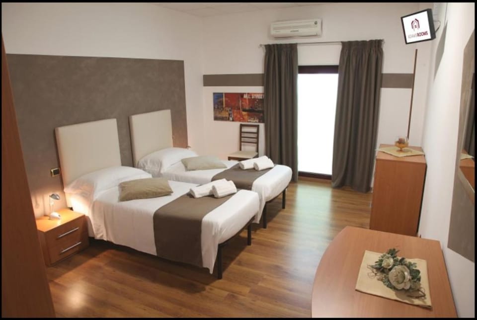 Bed, TV and multimedia, Photo of the whole room, Bedroom, towels, air conditioner
