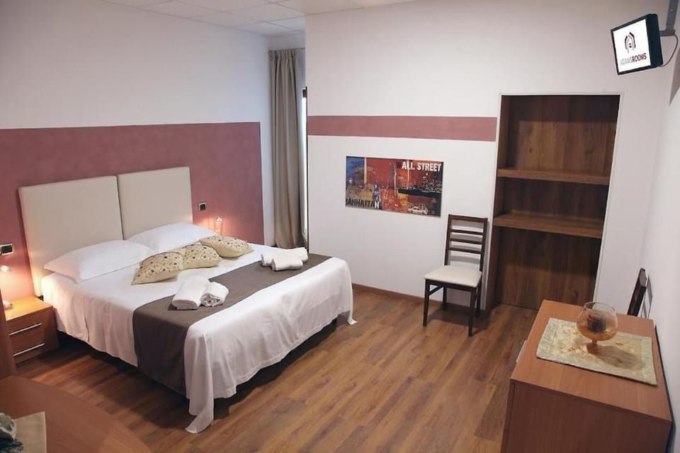 Bed, TV and multimedia, Photo of the whole room, Bedroom, hair dresser, towels, wardrobe, air conditioner