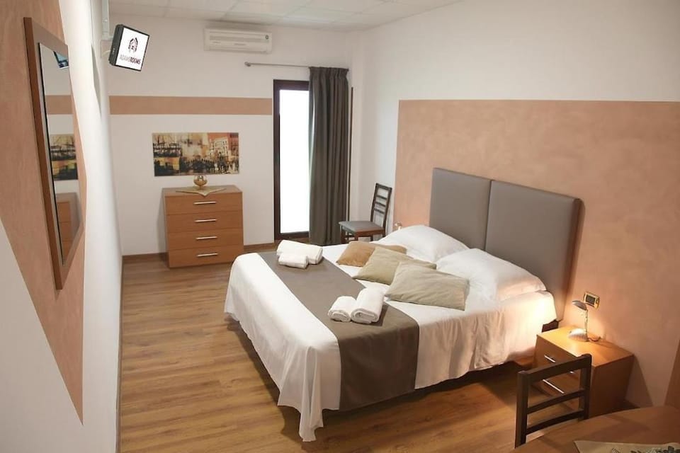 Bed, TV and multimedia, Photo of the whole room, Bedroom, towels, wardrobe, air conditioner