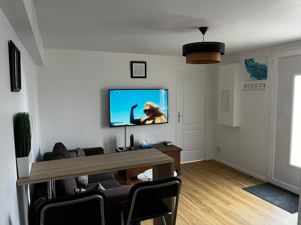 TV and multimedia, Living room, Dining area