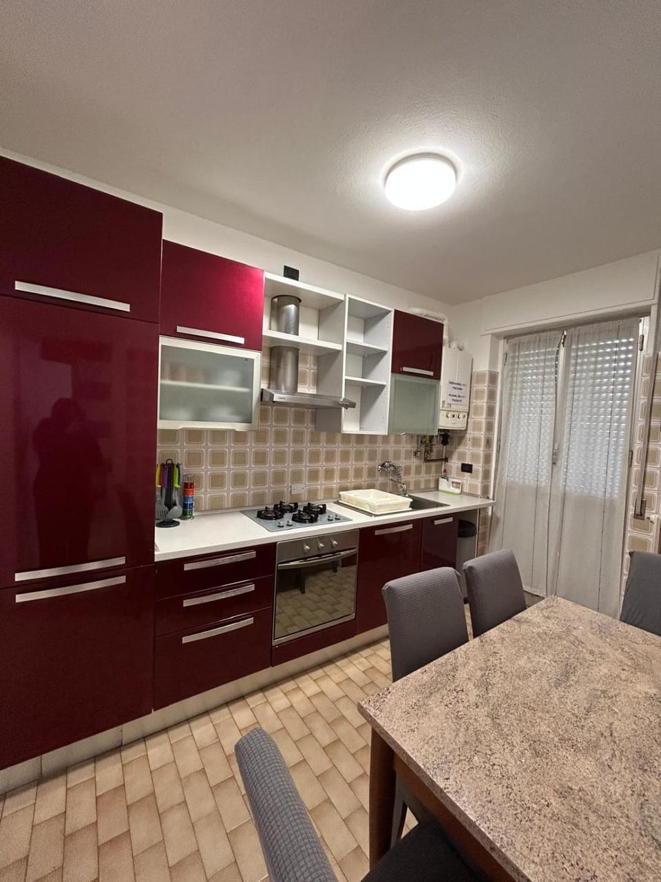 Kitchen or kitchenette, Dining area