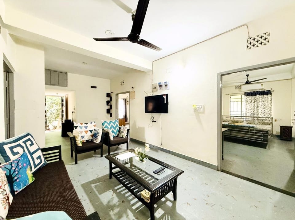 Communal lounge/ TV room, Living room, Seating area, Evening entertainment
