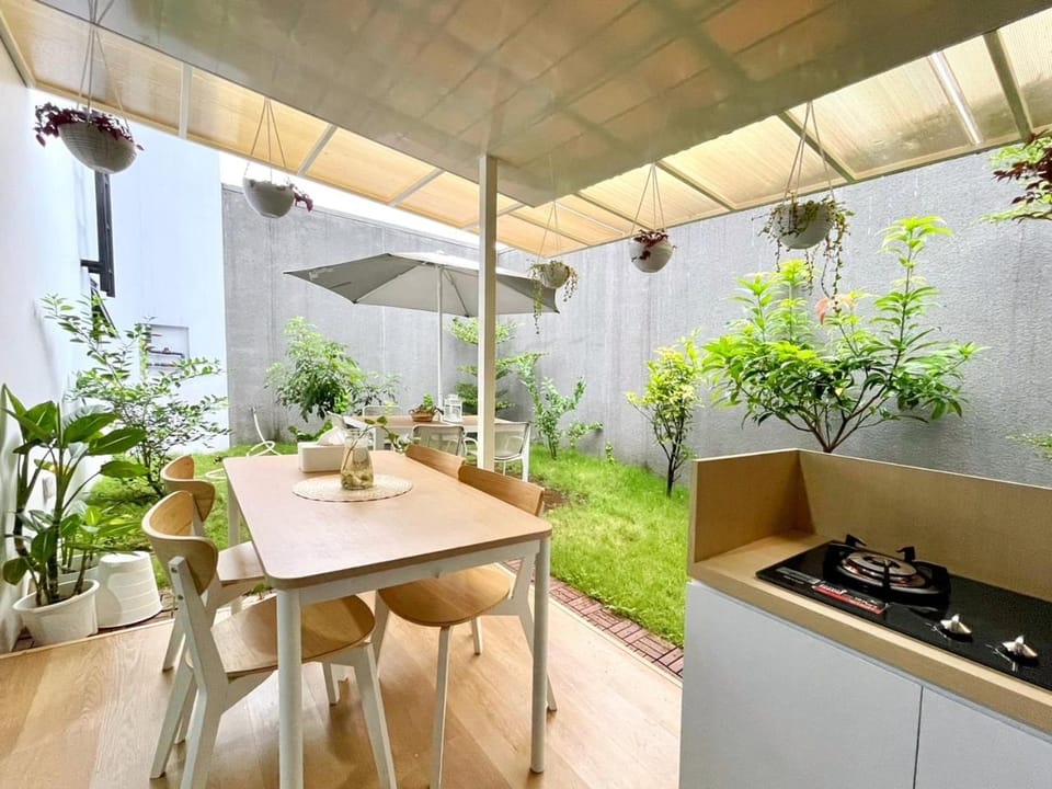 Dining area, kitchen