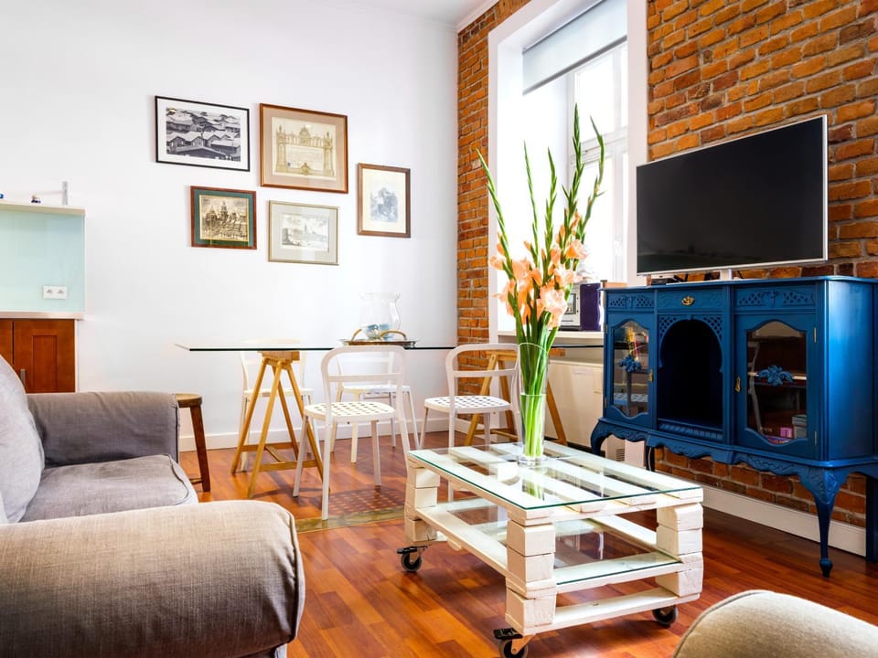 Day, TV and multimedia, Living room, Photo of the whole room, Decorative detail, Seating area, Evening entertainment
