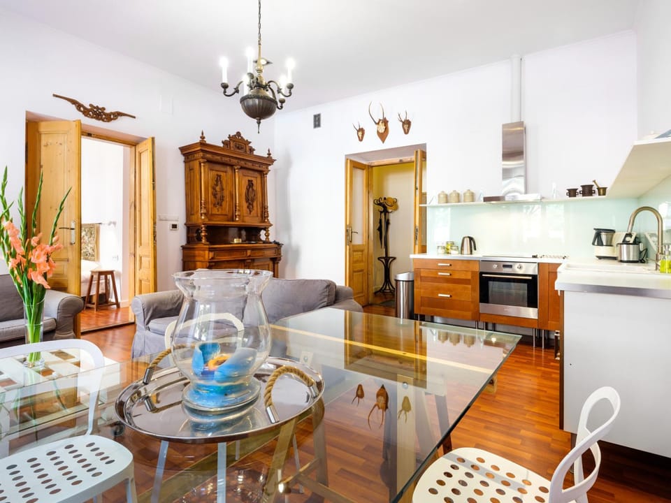 Day, Kitchen or kitchenette, Living room, Photo of the whole room, Decorative detail, Seating area, Dining area, oven, stove