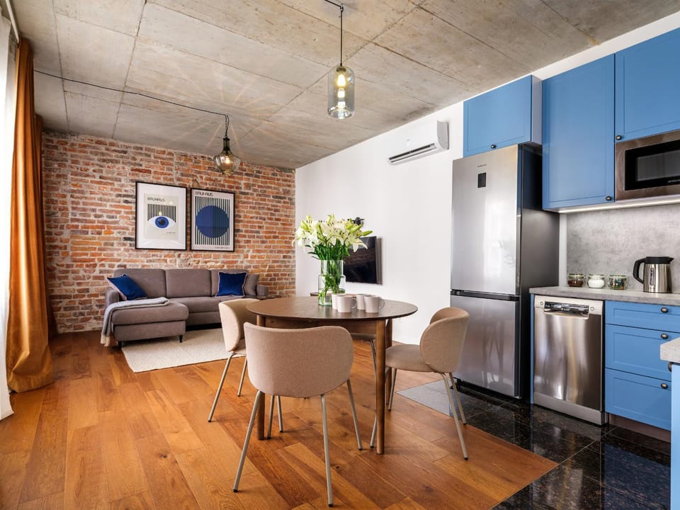 Coffee/tea facilities, Kitchen or kitchenette, Living room, Seating area, Dining area