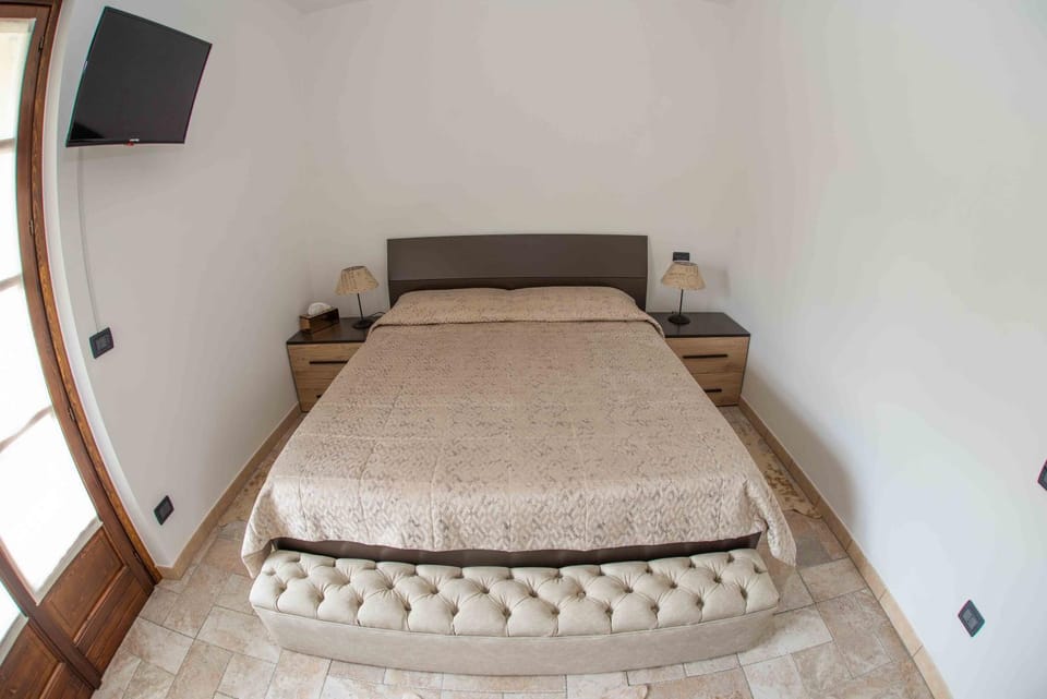 Bed, TV and multimedia, Photo of the whole room, Bedroom