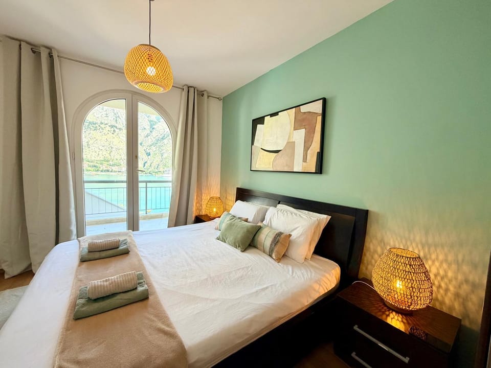 Stunning view to Kotor bay and Old town - C2 Vista Apartment in Muo