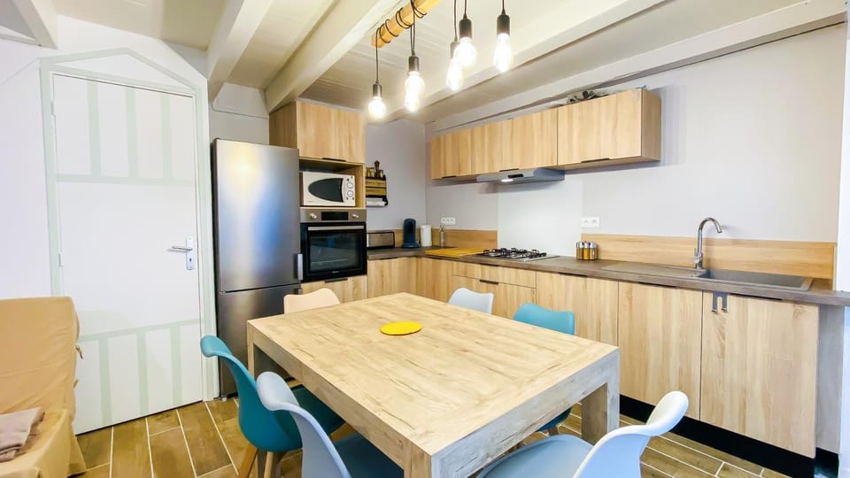 Kitchen or kitchenette, Dining area, dishwasher, minibar, pet friendly, stove, toaster