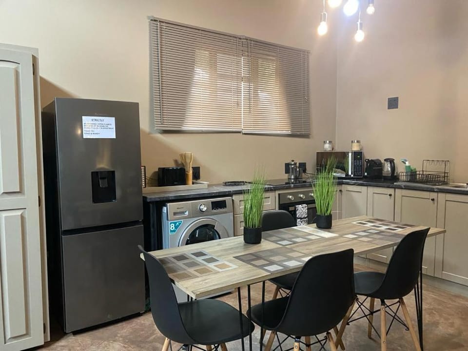 Coffee/tea facilities, Kitchen or kitchenette, Dining area, oven, stove, toaster