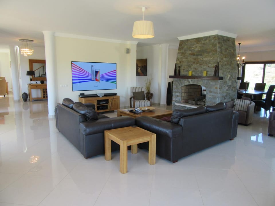 Communal lounge/ TV room, Communal lounge/ TV room, TV and multimedia, Living room, Seating area, Evening entertainment