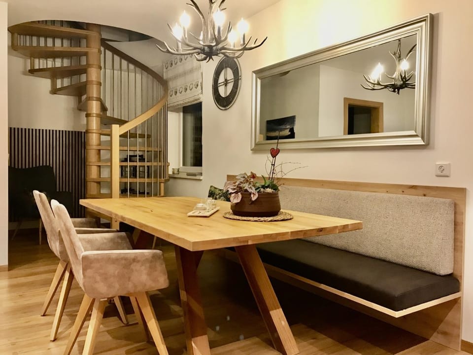 Restaurant/places to eat, Kitchen or kitchenette, Living room, Seating area, Dining area, Food