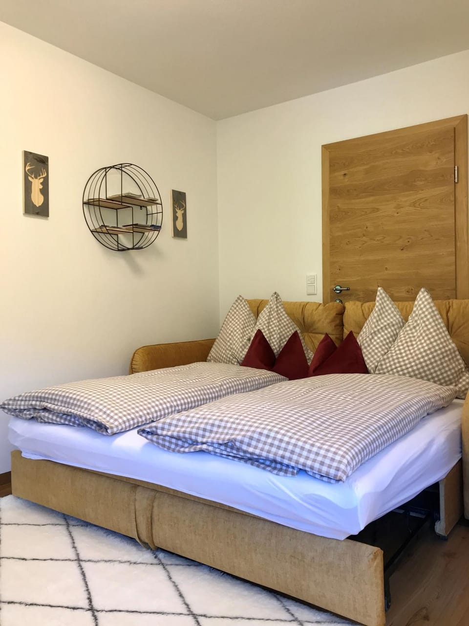 Bed, Living room, Photo of the whole room, Seating area, Bedroom, Mountain view