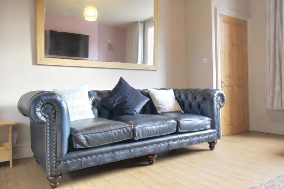Lovely Hudds home, x4 double bedrooms & parking House in Huddersfield