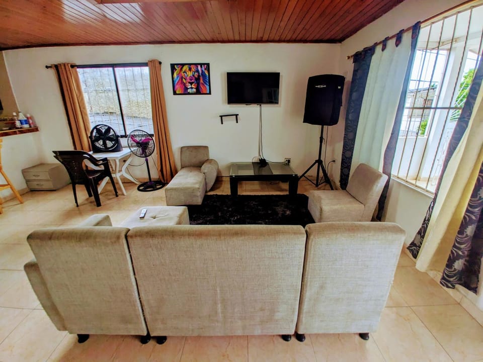 Communal lounge/ TV room, TV and multimedia, Living room, Seating area, Evening entertainment