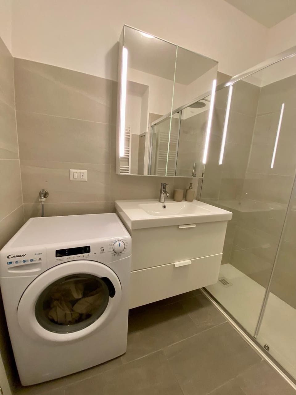 Shower, Bathroom, washing machine, dryer