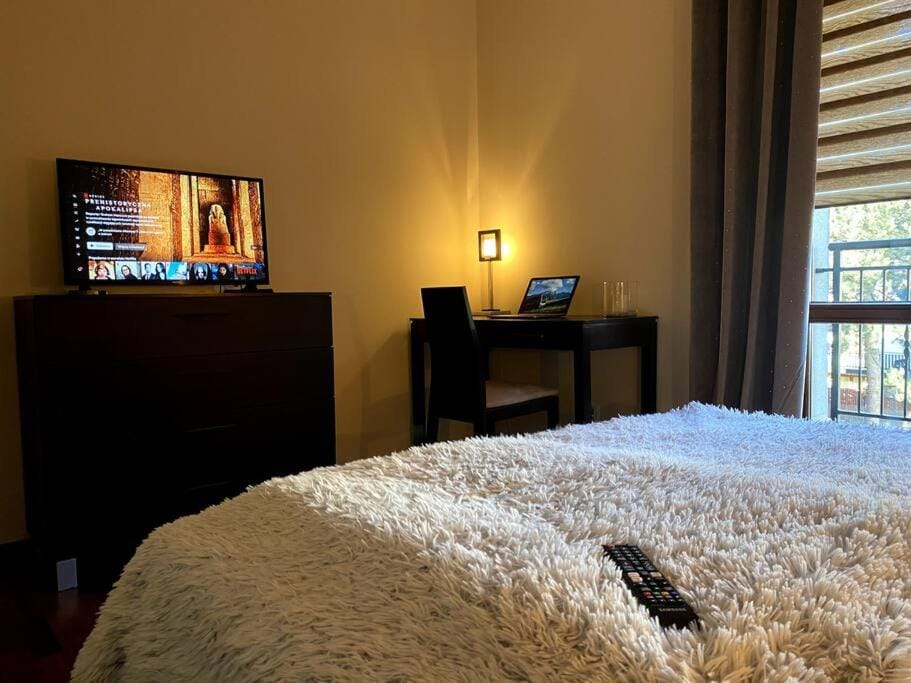 Bed, TV and multimedia, Evening entertainment, Bedroom, hair dresser