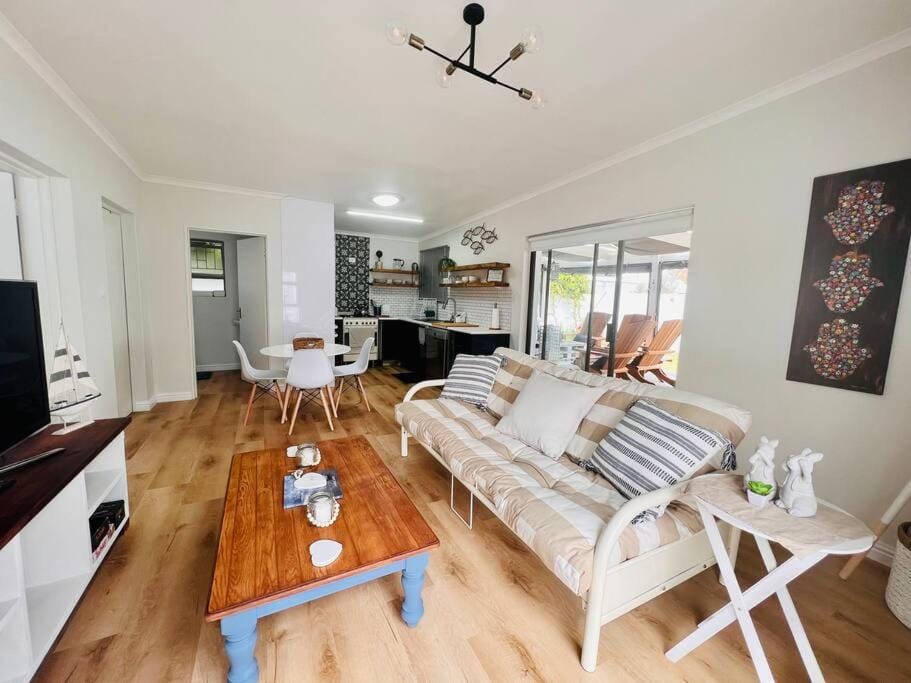Kitchen or kitchenette, Living room, Seating area, pet friendly