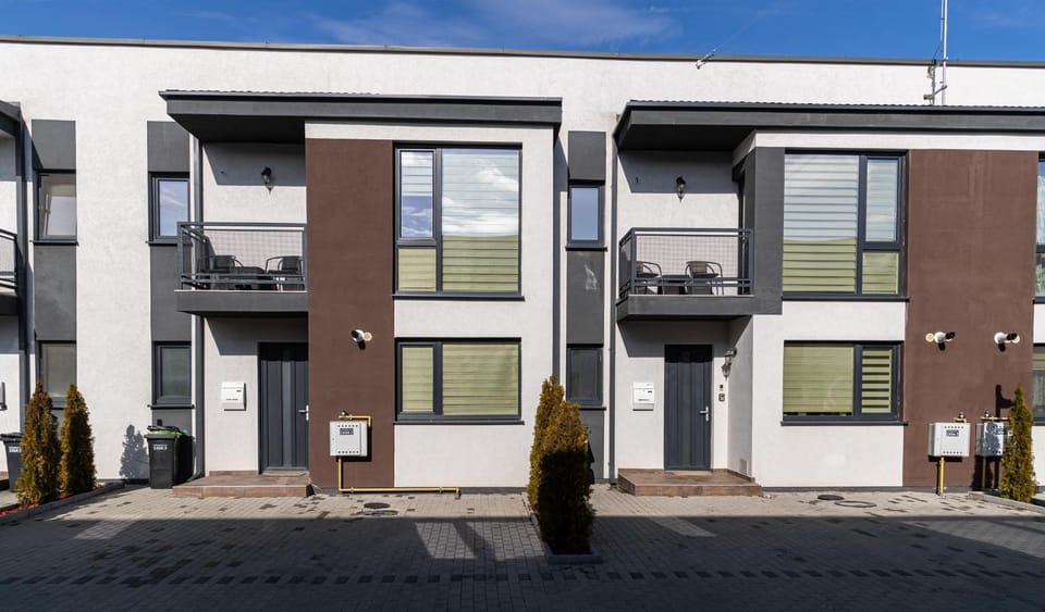 Property building, Facade/entrance, Day
