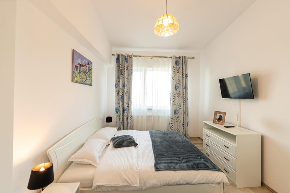 Bed, TV and multimedia, Photo of the whole room, Decorative detail, Bedroom, hair dresser